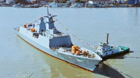 Çin, bugüne kadar ihraç ettiği en büyük savaş gemisini Pakistan'a teslim etti