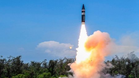 Hindistan nükleer başlık taşıyabilen yeni nesil güdümlü füzesi "Agni P"yi test etti