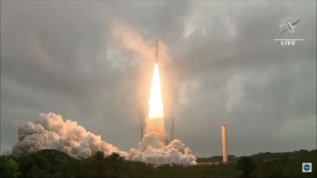 NASA'nın James Webb Uzay Teleskobu uzaya fırlatıldı