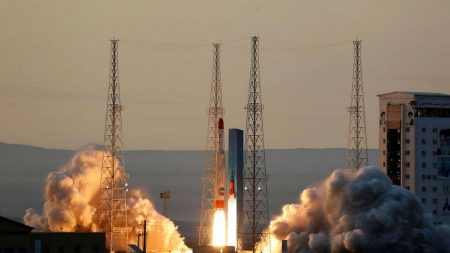 İran'ın uydu taşıyıcı roketi yeterli hıza ulaşamadığı için yükünü yörüngeye oturtamadı