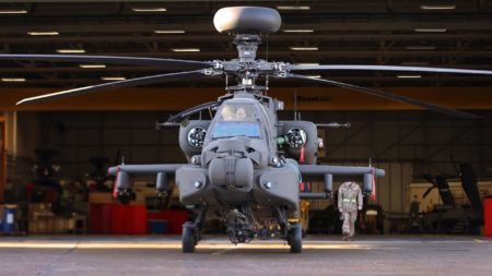 İngiliz ordusu, ABD’den satın alınan yeni sürüm 50 Apache helikopterini hizmete soktu