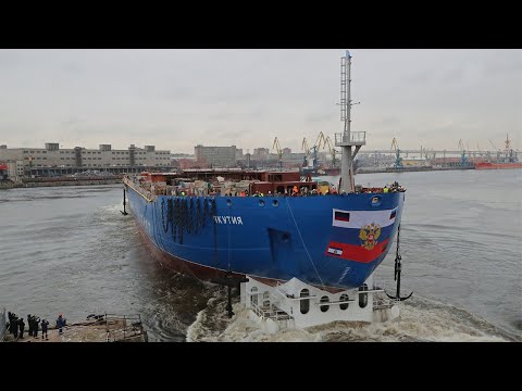 Rusya, nükleer enerjiyle çalışan iki buzkıran gemisini denize indirdi