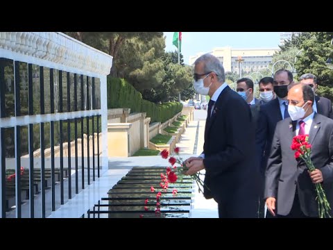 Savunma Sanayii Başkanı İsmail Demir Azerbaycan&#039;da şehitlikleri ziyaret etti