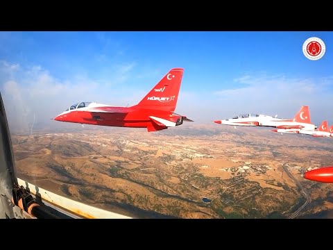 Türkiye’nin milli ilk jet motorlu askeri uçağı Hürjet Türk Yıldızları ile uçtu