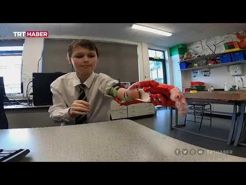 İngiltere&#039;de bir öğretmen, öğrencisine üç boyutlu yazıcı ile biyonik kol üretti