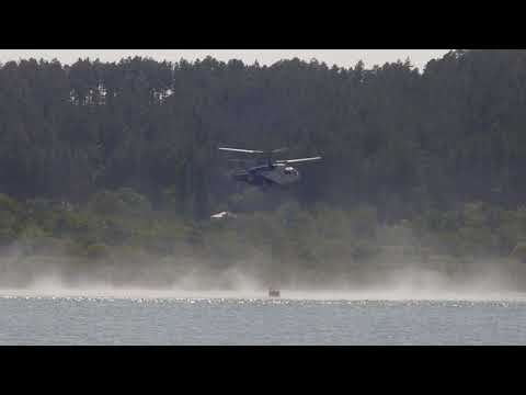 Yangın helikopteri gölden su alıyor
